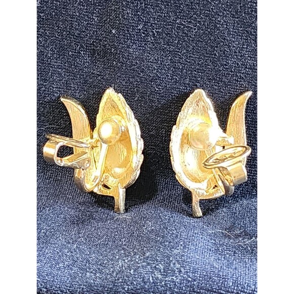 Vintage Signed Crown Trifari Brushed Gold tone Wheat Clip On Earrings Pinecone - Picture 9 of 11